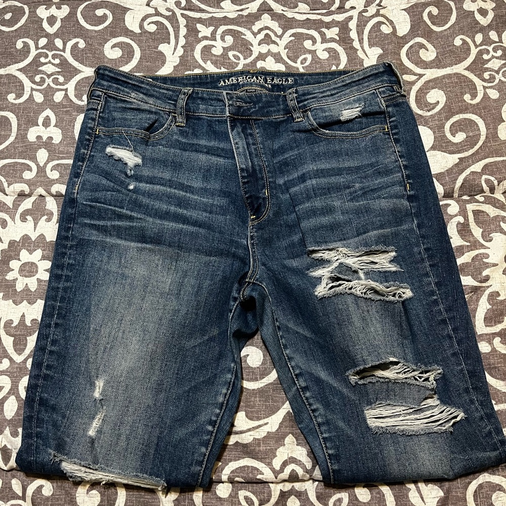 American eagle ripped woman’s jeans